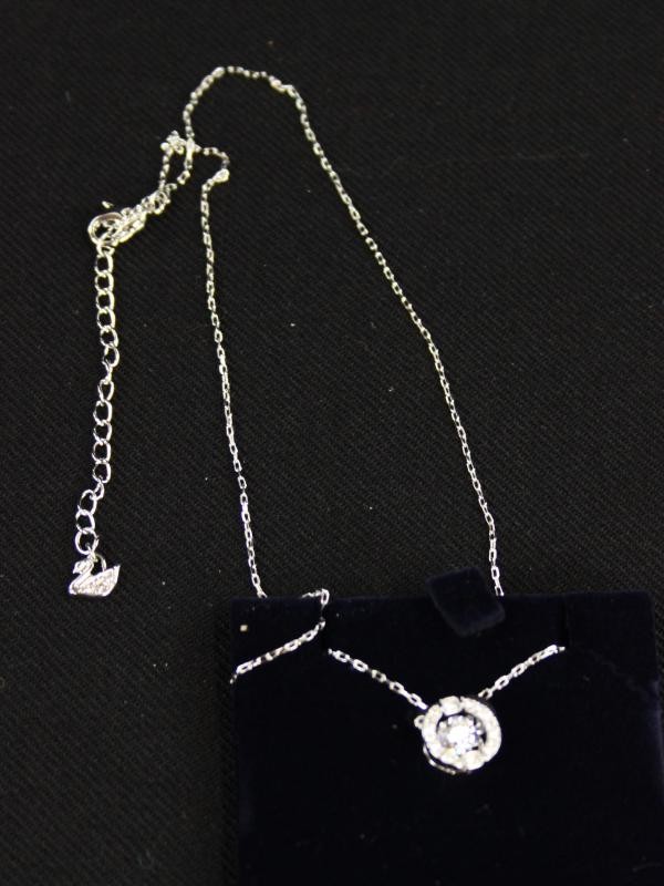 Swarovski ketting en oorknopjes in O.V.P.