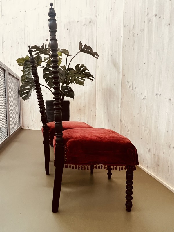 2 Kerkstoelen met rood fluweel