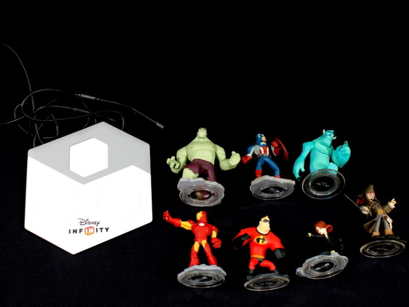 Disney Infinity portal pad + 7 figuurtjes