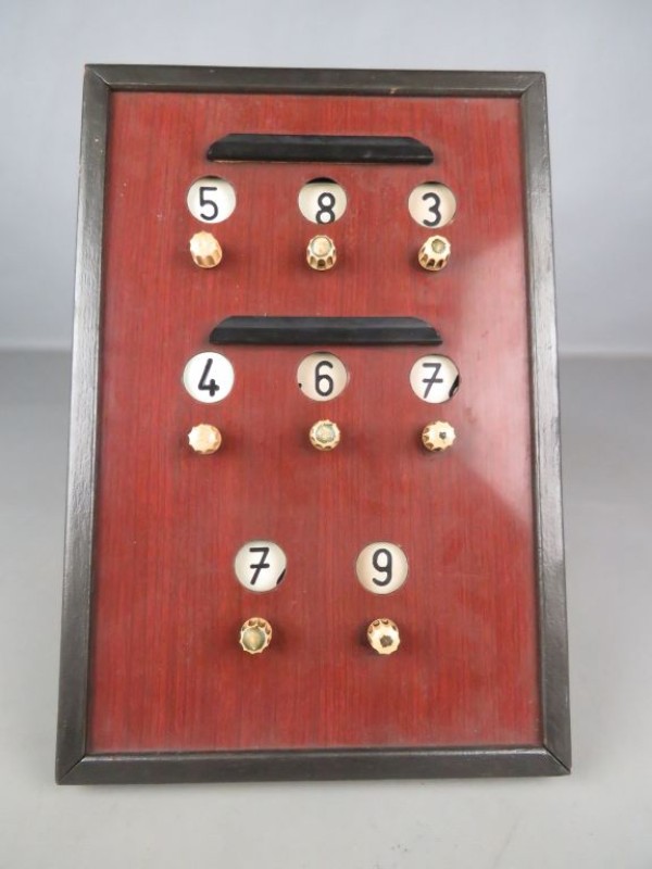 Vintage houten scorebord met draaiknoppen