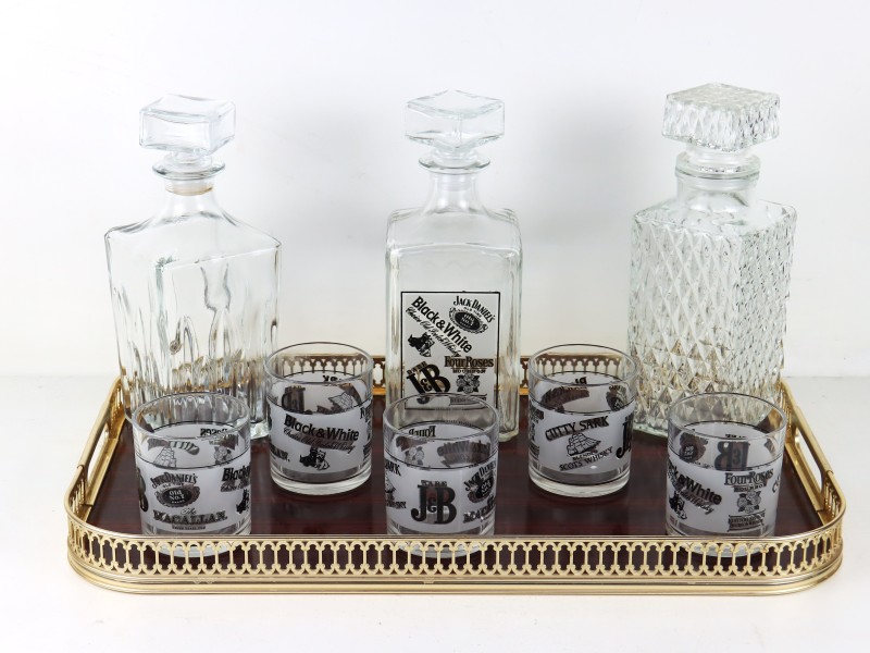 Whisky set met glazen, flessen en luxueus dienblad