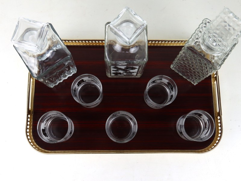 Whisky set met glazen, flessen en luxueus dienblad