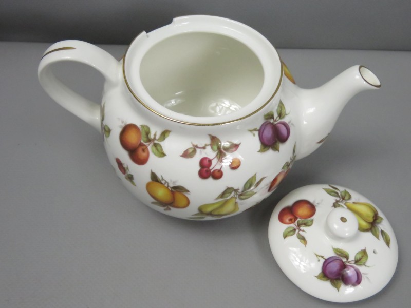 St George fine bone China theepot