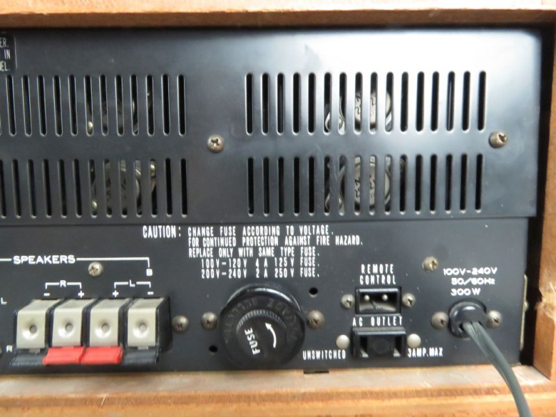 Vintage AKAI Tuner-versterker AA-8500