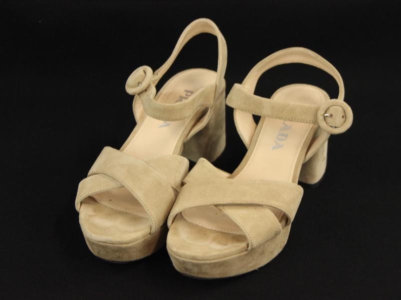 Beige suède sandalen met kleine hak, gemerkt Prada