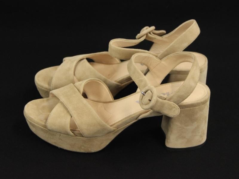 Beige suède sandalen met kleine hak, gemerkt Prada