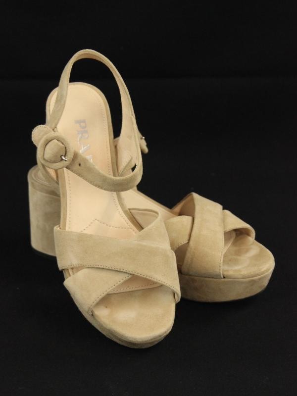 Beige suède sandalen met kleine hak, gemerkt Prada