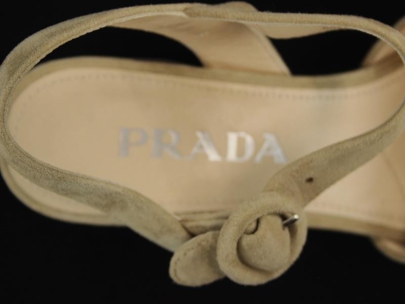 Beige suède sandalen met kleine hak, gemerkt Prada