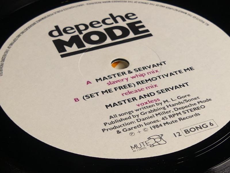 Maxi Single's Depeche Mode's - 'Master And Servant (Slavery Whip Mix)' en het album 'Blasphemous Rumours'