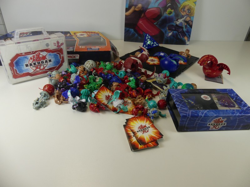 Bakugan game cards + Battle Arena (2)