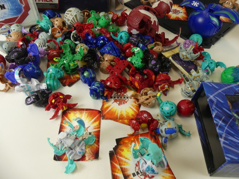 Bakugan game cards + Battle Arena (2)