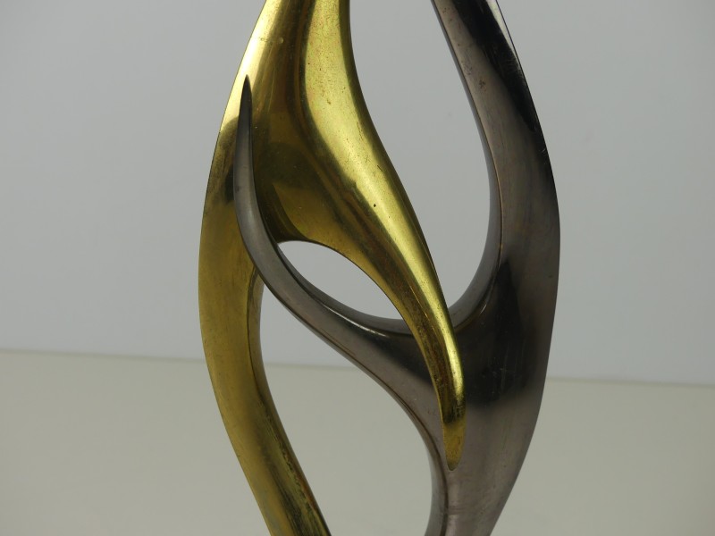 Abstract bronzen beeld