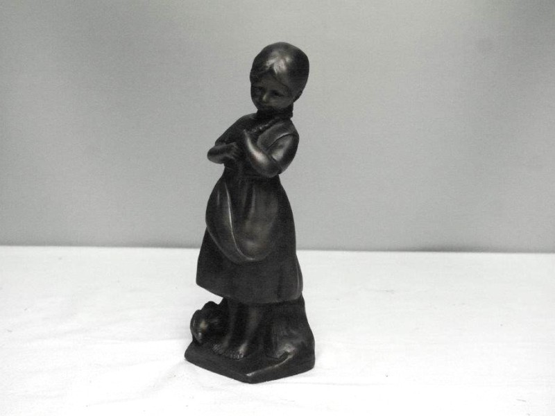 Sculptuur van meisje met vlecht (Art. 933)