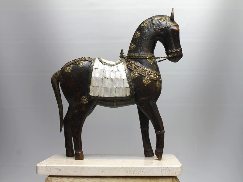 Houten paard (H-34 cm)  met messing/koperen beslag (Art. 905)