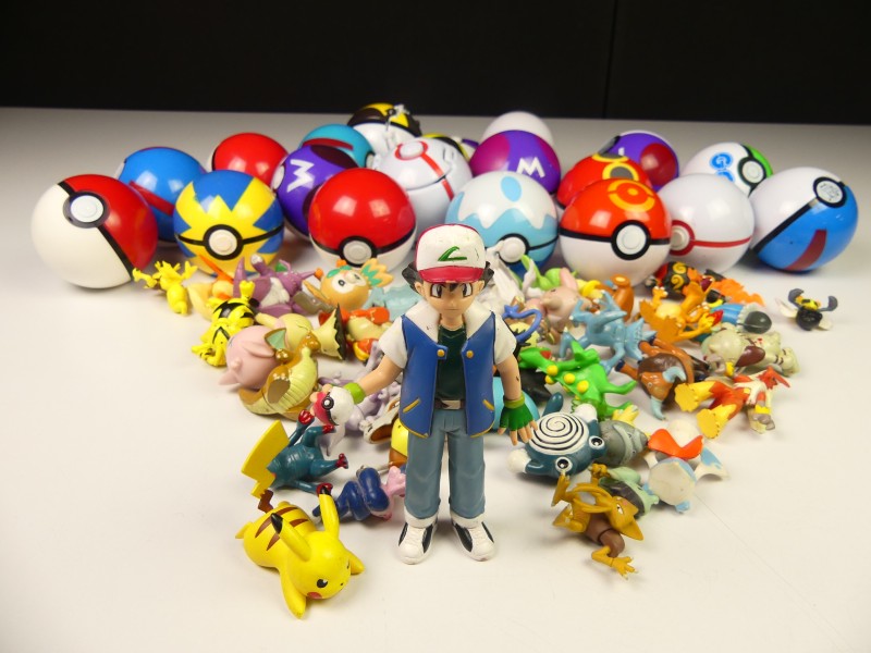 Gotta catch 'em All - Pokémon figuren en pokéballs