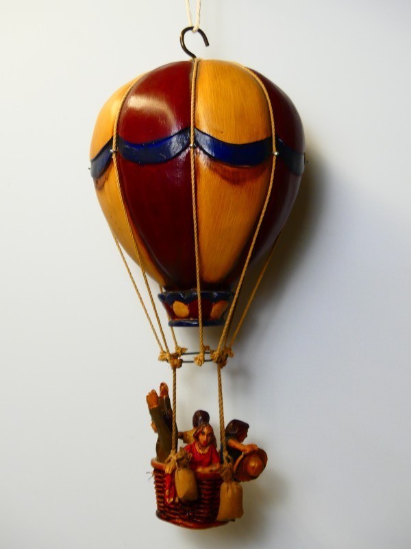 Vintage houten luchtballon met mandje