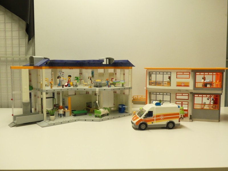 Playmobil Ziekenhuizen in doos + ambulance