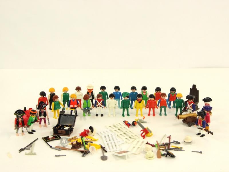 diverse playmobil-figuren en toebehoren