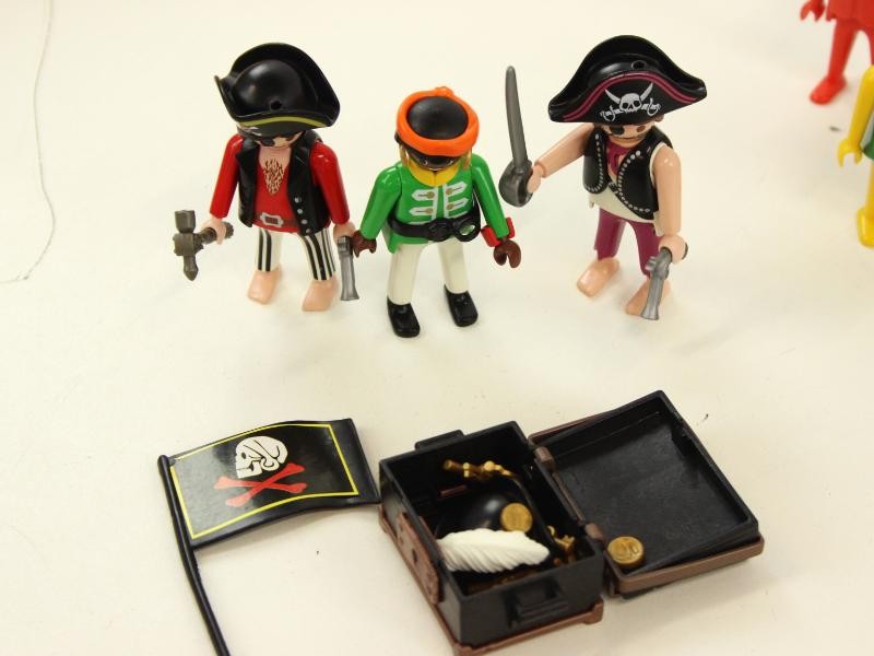 diverse playmobil-figuren en toebehoren