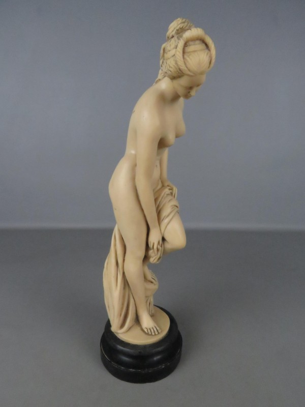 Beeld vrouw uit resin