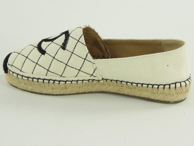 Espadrilles in crème en zwart, gemerkt Chanel - NIEUW