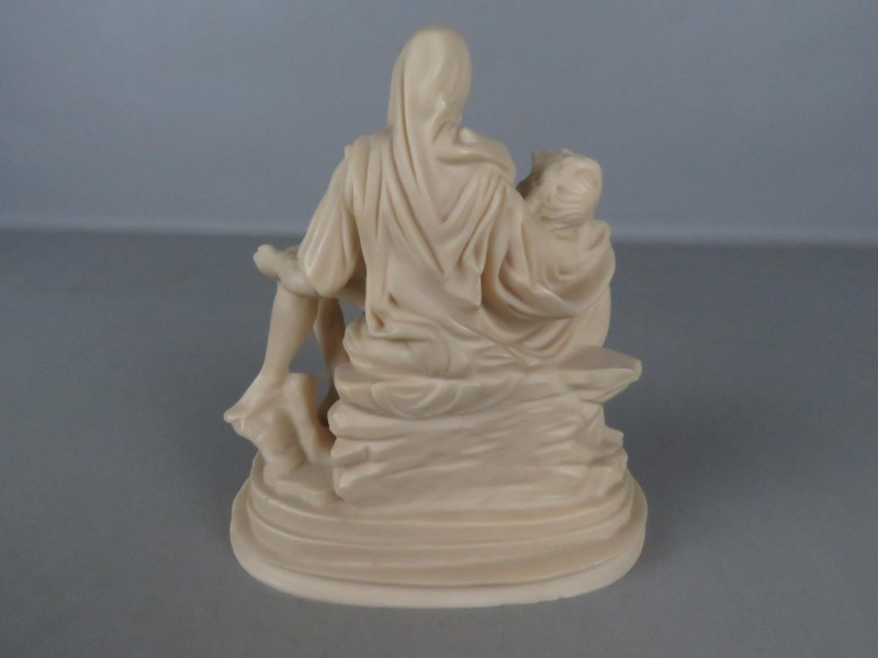 Pieta beeld uit resin