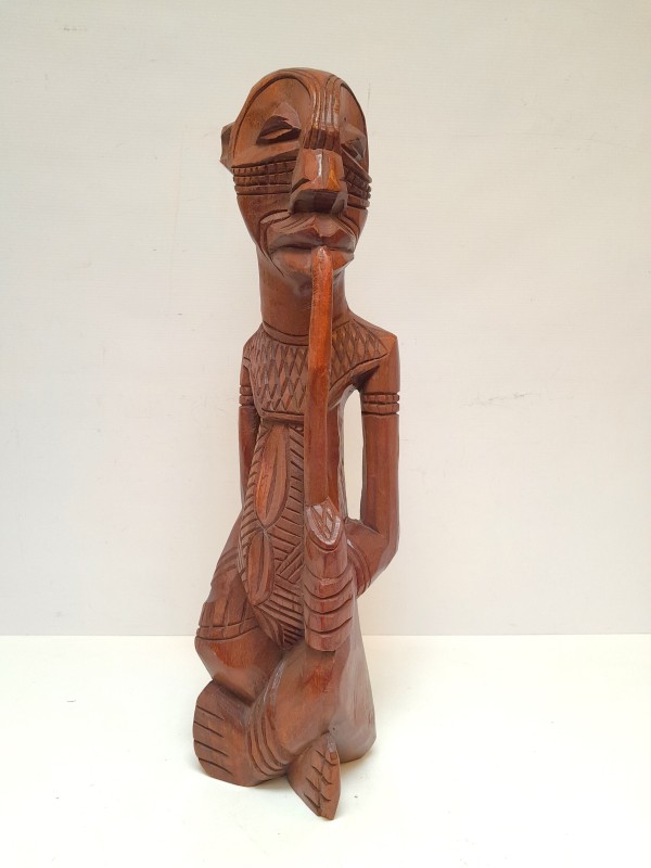 Afrikaans houten beeld van een pijprokende man
