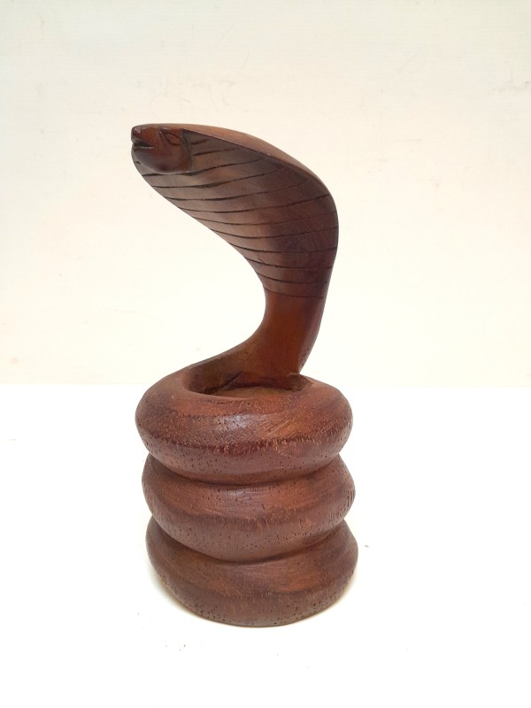 houten handgesneden beeld van een cobra