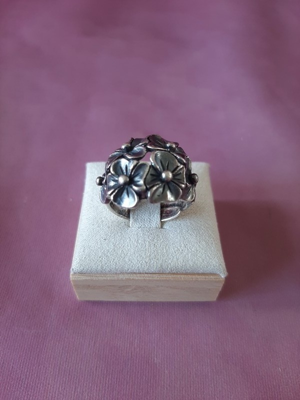 Zilveren ring met bloemen