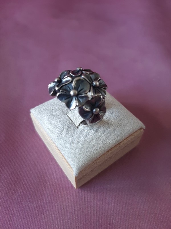 Zilveren ring met bloemen