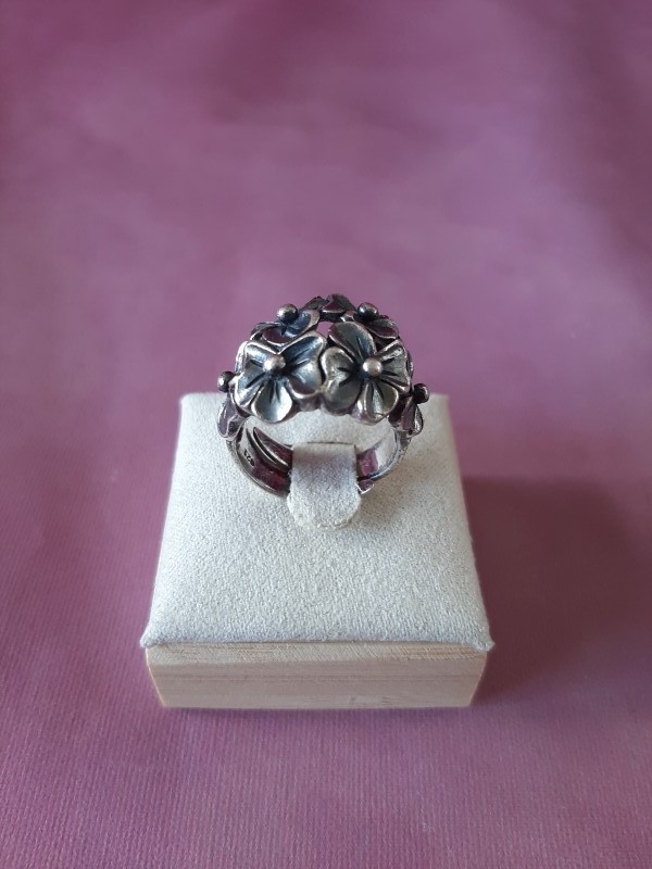 Zilveren ring met bloemen