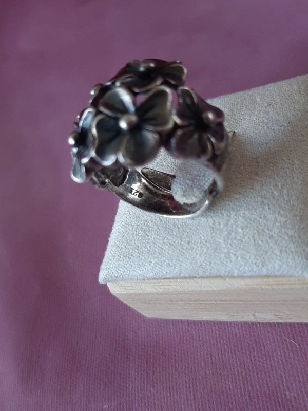 Zilveren ring met bloemen