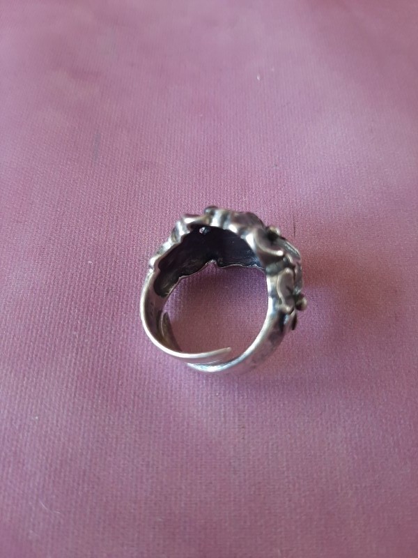 Zilveren ring met bloemen