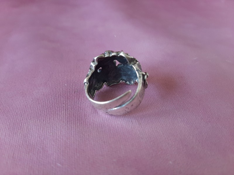 Zilveren ring met bloemen