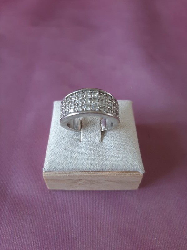 Brede zilveren ring met kleine witte steentjes