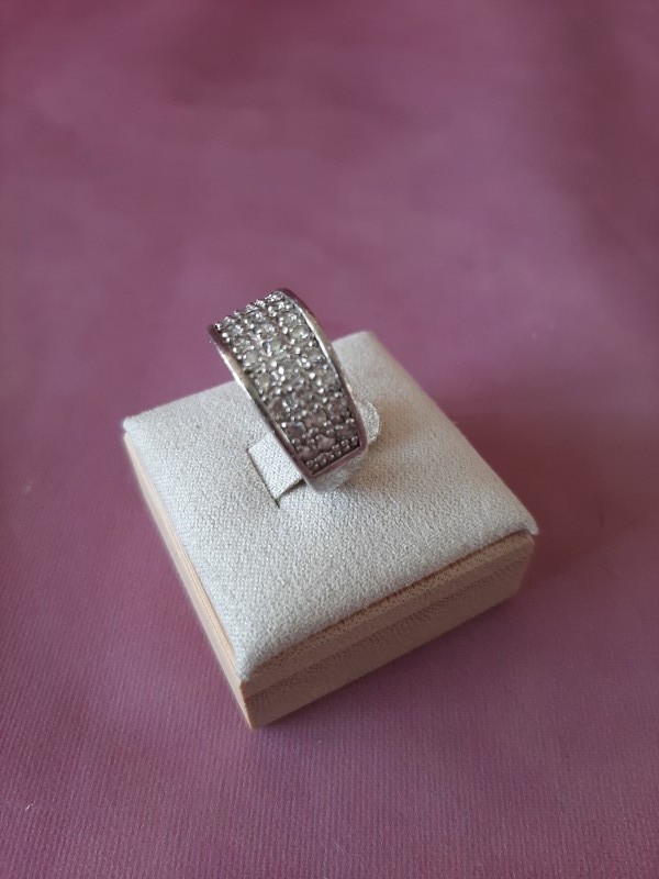 Brede zilveren ring met kleine witte steentjes