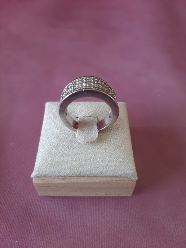 Brede zilveren ring met kleine witte steentjes