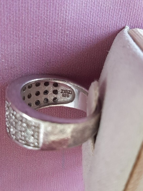 Brede zilveren ring met kleine witte steentjes