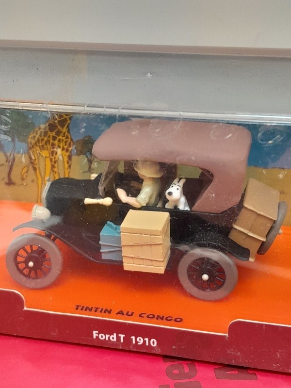 Lot Kuifje: 2 miniatuurwagens en 9 boekjes