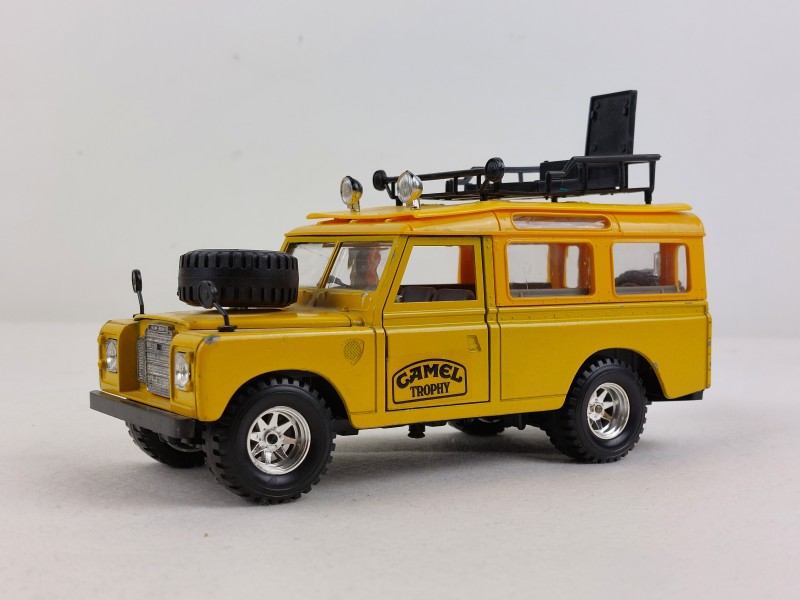 Set van 'Camel Trophy' Land/ Range Rovers