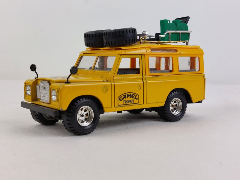 Set van 'Camel Trophy' Land/ Range Rovers