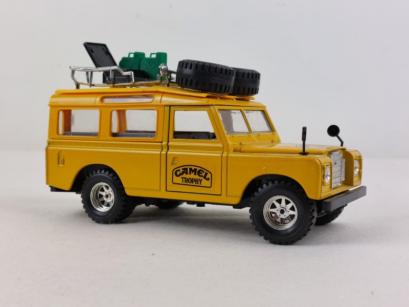 Set van 'Camel Trophy' Land/ Range Rovers