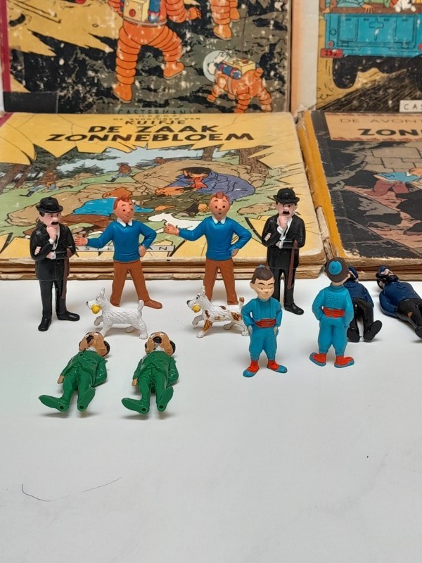 Lot van 4 zeer oude Kuifje strips met plastic figuurtjes