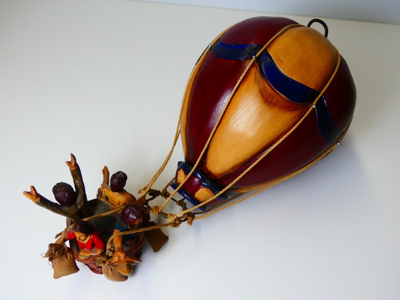 Vintage houten luchtballon met mandje