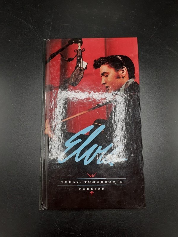 Elvis live in Las Vegas (4 CD's) + Elvis Today, tomorrow & forever (4 CD's)