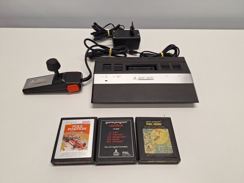 Game console: Atari 2600 Jr + 3 games