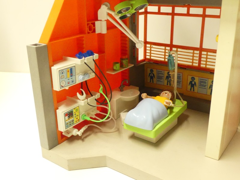 Playmobil Ziekenhuizen in doos + ambulance