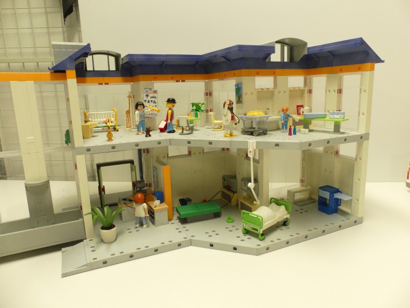 Playmobil Ziekenhuizen in doos + ambulance