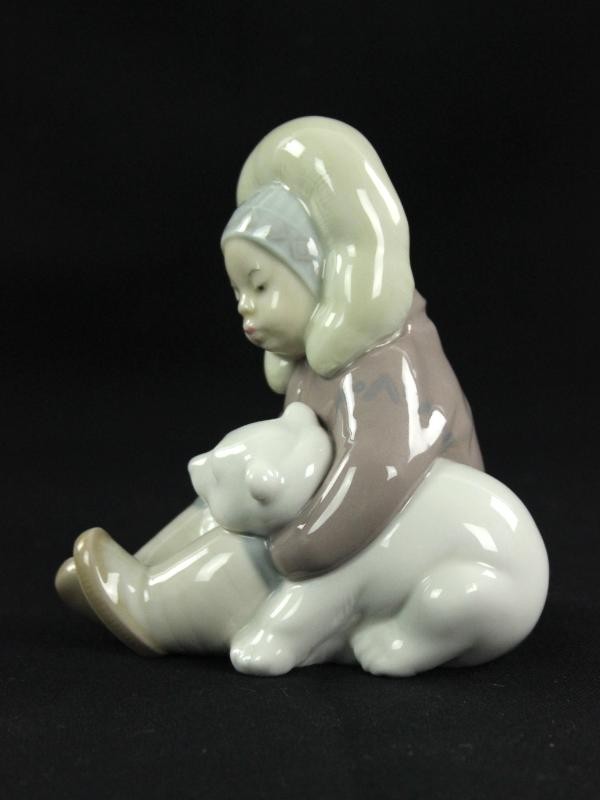 Lladro beeldje #1195 Inuit jongen met ijsbeertje