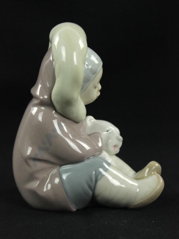 Lladro beeldje #1195 Inuit jongen met ijsbeertje